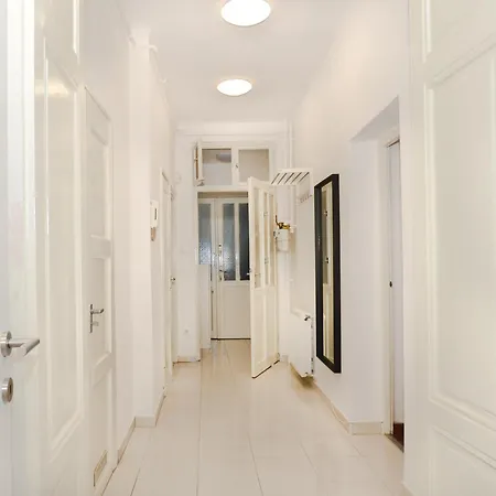 Big 3br Bathr W Ac At Gozsdu * Budapest