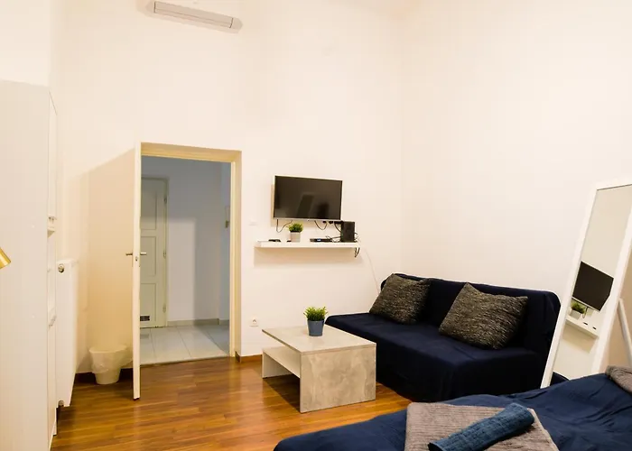 Big 3br Bathr W Ac At Gozsdu بودابست