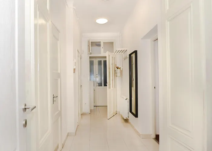 Big 3br Bathr W Ac At Gozsdu * بودابست
