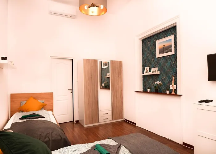 Big 3br Bathr W Ac At Gozsdu * بودابست