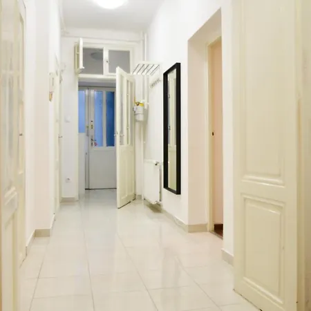 Big 3br Bathr W Ac At Gozsdu Lejlighed