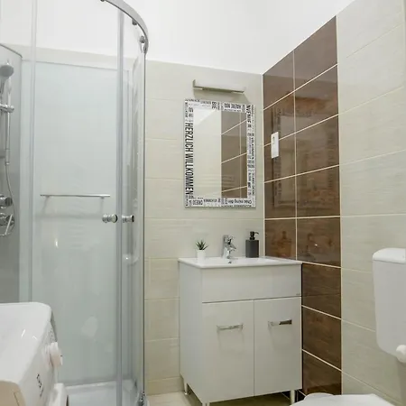 Big 3br Bathr W Ac At Gozsdu בודפשט